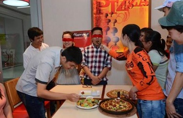 Hồ Vĩnh Khoa bật mí địa điểm thưởng thức món ăn cực đỉnh - 7 Đến cuối tuần lại thấy “hotboy nổi loạn” rủ bạn bè đi ăn Pizza vui chơi thả ga