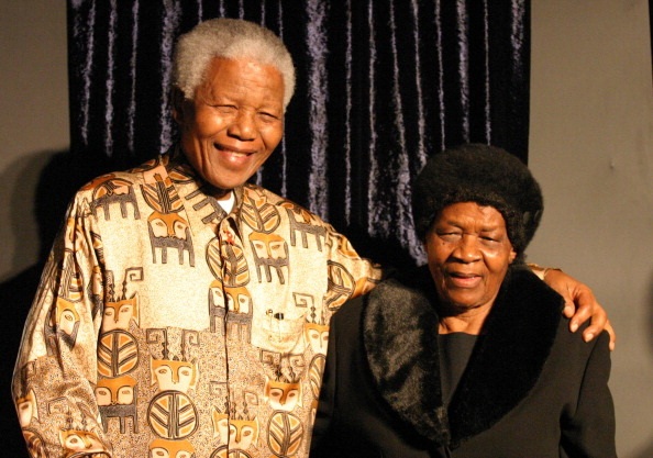 Trong một chuyến tới thăm Đức, ngài Nelson Mandela đã mặc chiếc áo sơ mi lụa rất sang trọng này