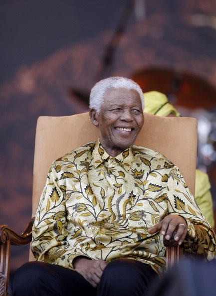 Nelson Mandela (ảnh chụp năm 2008) với sơ mi hoa lá màu vàng kiểu cách