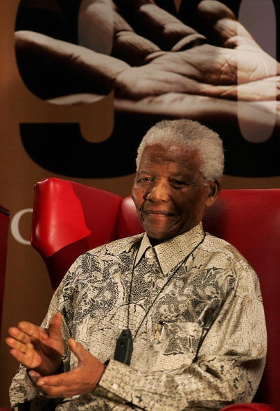 Nelson Mandela dự một sự kiện năm 2008 tại Johannesburg trong chiếc áo với họa tiết rất sành điệu