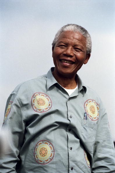 Nelson Mandela trong chiếc sơ mi màu xám xuất hiện hồi tháng 4/1994.