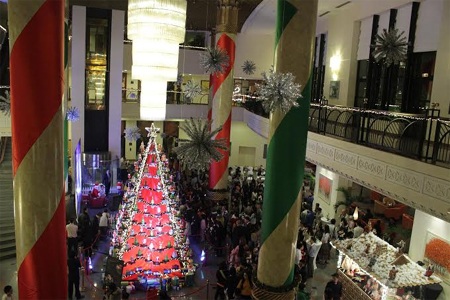 Theo thường niên, Lễ thắp sáng cây thông Noel đã được tổ chức vào 6h tối ngày 6/12