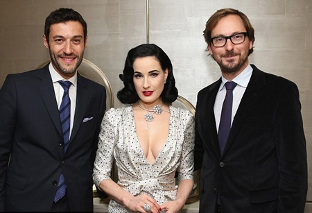 Blake Lively đọ dáng “vũ nữ thoát y” - 10 VN