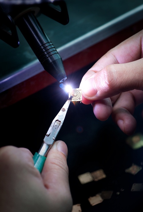 Cận cảnh chế tác khăn rằn vàng - 7 Công đoạn đánh bóng và bắn lazer