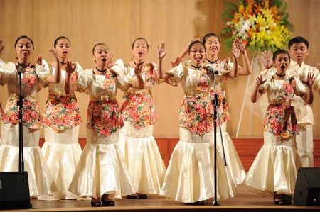 Dàn hợp xướng Philippines biểu diễn tại Việt Nam - 1 Dàn hợp xướng Philippines biểu diễn tại Việt Nam