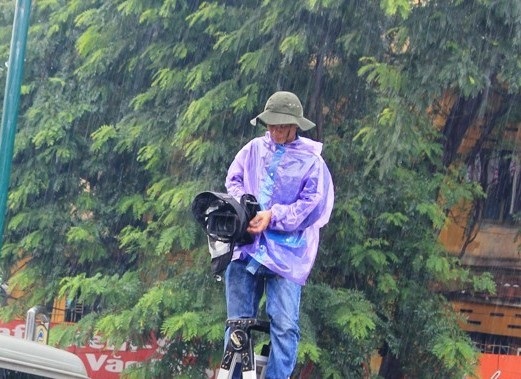 Dầm mưa để tác nghiệp