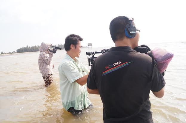 Dầm mưa để tác nghiệp