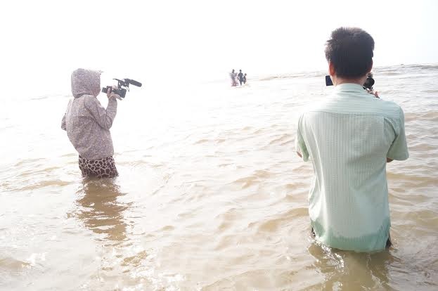 Dầm mưa để tác nghiệp