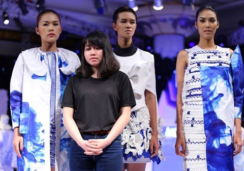Giang Tú trở thành chủ nhân tấm vé đến London Fashion Week 2014 - 4 Xuân Nương đạt giải 2 của cuộc thi với bộ sựu tập Sự kết tinh của nước