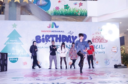 Savico Megamall – Bữa tiệc sinh nhật 2 Tuổi tràn ngập âm nhạc và điệu nhảy sôi động - 2 Sự kết hợp giữa hiphop và catwalk đã tạo nên một điểm nhấn thú vị cho chương trình