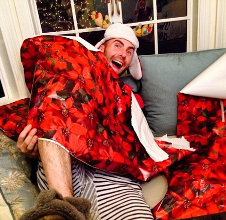 Behati Prinsloo và Adam Levine vui vẻ đón giáng sinh - 1 VN