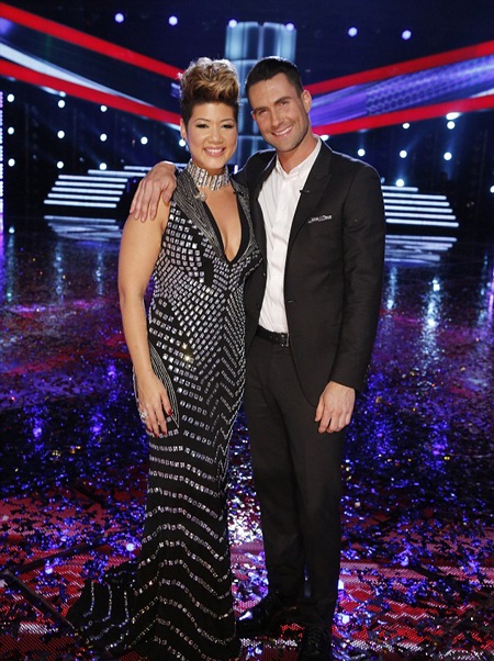 Behati Prinsloo và Adam Levine vui vẻ đón giáng sinh - 4 VN