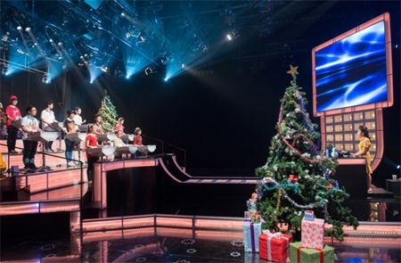 Sân khấu chương trình mang không khí Giáng Sinh ấm cúng