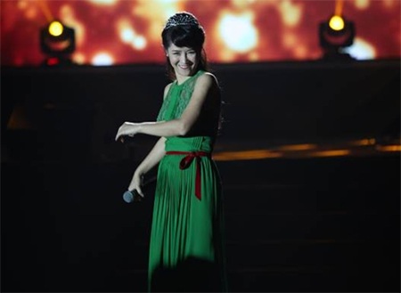 Hồng Nhung xuất hiện mặn mà đầy quyến rũ trong không gian sang trọng của Dạ tiệc