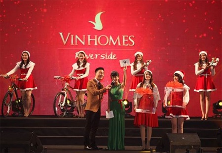 Hồng Nhung xuất hiện mặn mà đầy quyến rũ trong không gian sang trọng của Dạ tiệc