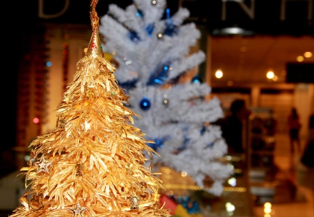 Độc đáo cây thông Noel bằng vàng tại Việt Nam