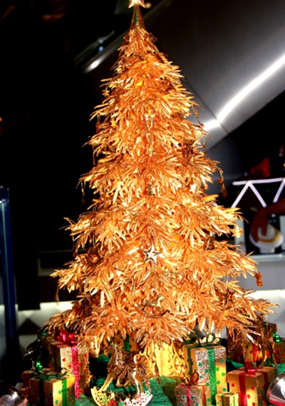 Độc đáo cây thông Noel bằng vàng tại Việt Nam