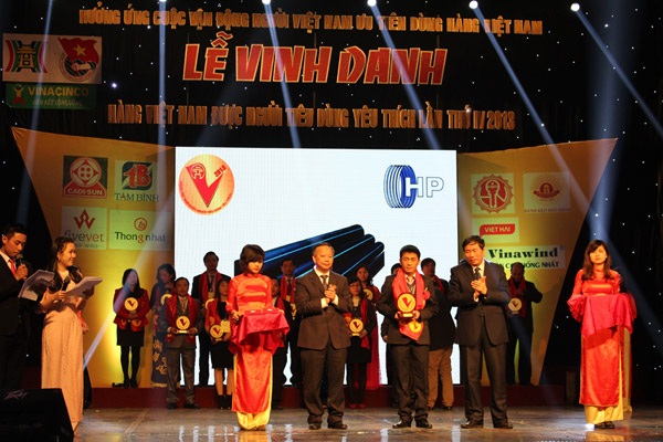 Sunfly 3 năm liên tiếp giành giải “Hàng VN được người tiêu dùng yêu thích” - 3 Ông Nguyễn Văn Dân – Giám đốc thương hiệu Sunfly và OPND vinh dự nhận giải thưởng “Hàng Việt