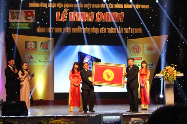 Sunfly 3 năm liên tiếp giành giải “Hàng VN được người tiêu dùng yêu thích” - 2 Ông Nguyễn Văn Dân – Giám đốc thương hiệu vinh dự nhận giải thưởng “Hàng Việt