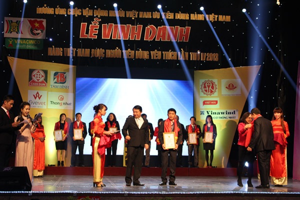 Sunfly 3 năm liên tiếp giành giải “Hàng VN được người tiêu dùng yêu thích” - 1 Ông Nguyễn Văn Dân – Giám đốc thương hiệu vinh dự nhận giải thưởng “Hàng Việt