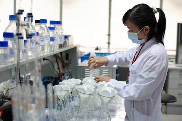 Hàng loạt bài kiểm tra hàm lượng dinh dưỡng và vi sinh nghiêm ngặt để đảm bảo chất lượng sữa