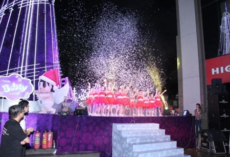 Rộn Ràng đêm giáng sinh cùng “Mamypoko & Bobby” - 1 Hình ảnh lộng lẫy của cây thông và tiết mục chào đón giáng sinh 2013
