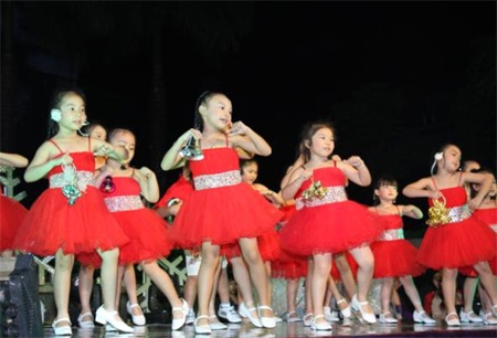 Rộn Ràng đêm giáng sinh cùng “Mamypoko & Bobby” - 2 Ca sỹ “nhí” với màu đỏ