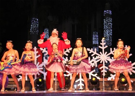 Rộn Ràng đêm giáng sinh cùng “Mamypoko & Bobby” - 3 Hình ảnh Ông già Noel làm cho không khí càng náo nhiệt