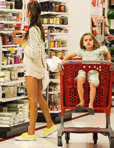 Siêu mẫu Alessandra Ambrosio giản dị đưa con đi mua sắm - 2 VN
