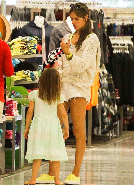 Siêu mẫu Alessandra Ambrosio giản dị đưa con đi mua sắm - 3 VN