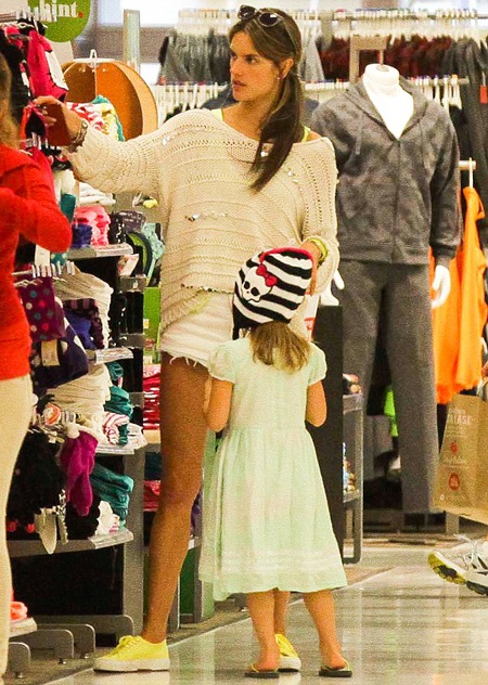 Siêu mẫu Alessandra Ambrosio giản dị đưa con đi mua sắm - 4 VN