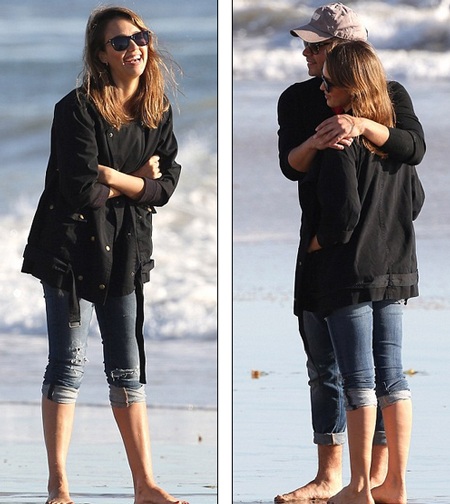 Gia đình Jessica Alba ra biển chơi - 3 VN