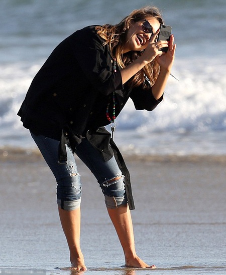 Gia đình Jessica Alba ra biển chơi - 4 VN