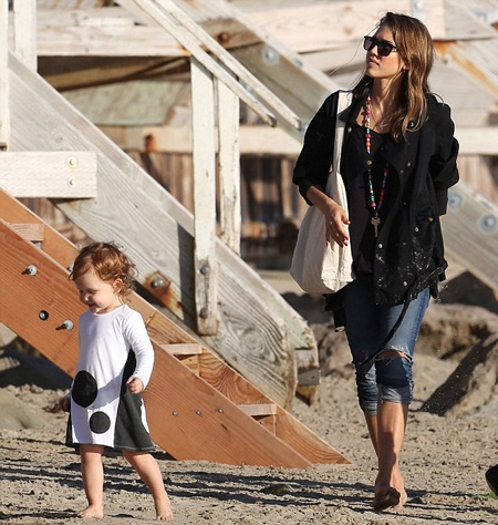 Gia đình Jessica Alba ra biển chơi - 7 VN