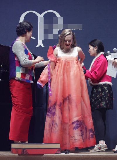 Amanda Seyfried duyên dáng mặc thử Hanbok Hàn Quốc - 2 VN