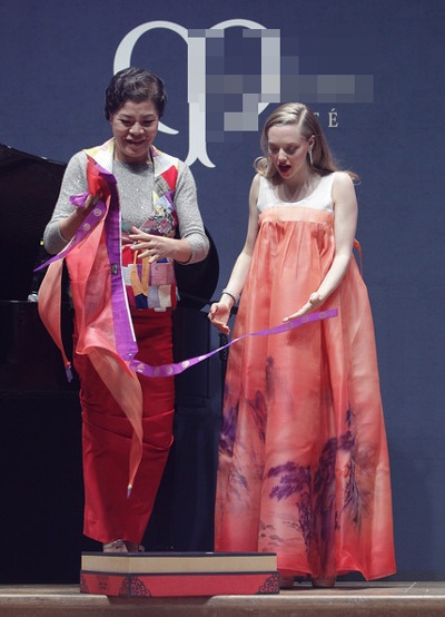 Amanda Seyfried duyên dáng mặc thử Hanbok Hàn Quốc - 1 VN