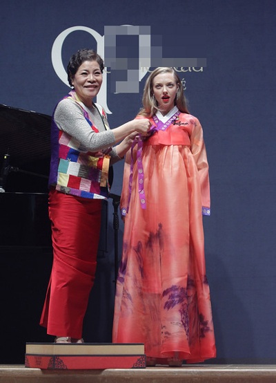 Amanda Seyfried duyên dáng mặc thử Hanbok Hàn Quốc - 3 VN