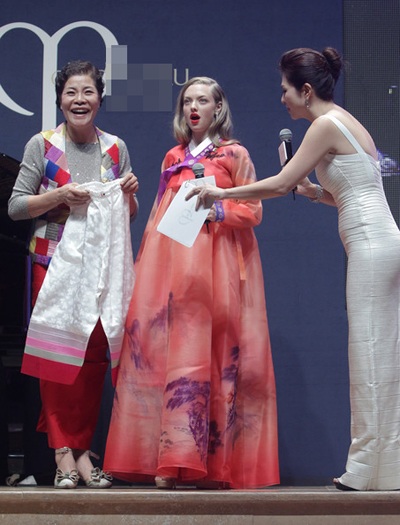 Amanda Seyfried duyên dáng mặc thử Hanbok Hàn Quốc - 4 VN