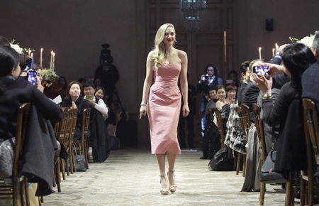 Amanda Seyfried duyên dáng mặc thử Hanbok Hàn Quốc - 5 VN