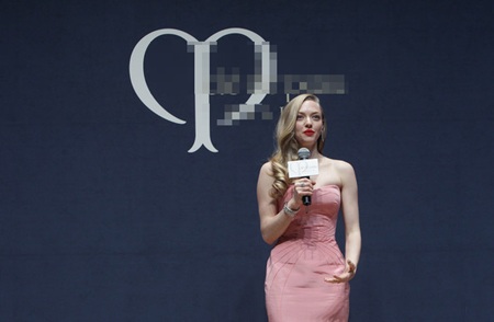 Amanda Seyfried duyên dáng mặc thử Hanbok Hàn Quốc - 7 VN