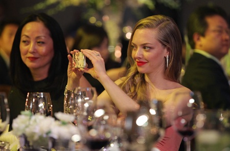 Amanda Seyfried duyên dáng mặc thử Hanbok Hàn Quốc - 12 VN