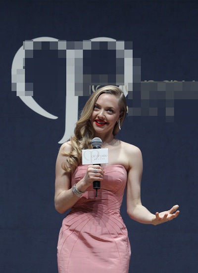 Amanda Seyfried duyên dáng mặc thử Hanbok Hàn Quốc - 8 VN