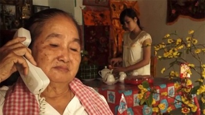 Những đứa con xa quê vẫn luôn mong muốn được nghe lời chúc tết thân thương của ba mẹ