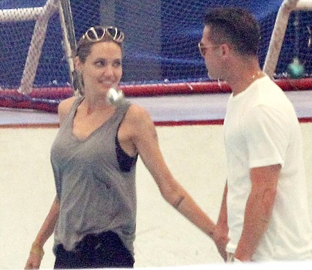 Bắt gặp Brangelina tại sân băng - 1 VN