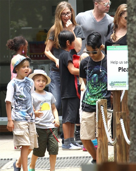 Bắt gặp Brangelina tại sân băng - 8 Các con của Jolie - Pitt lớn nhanh như thổi và được đi khắp thế giới cùng bố mẹ.