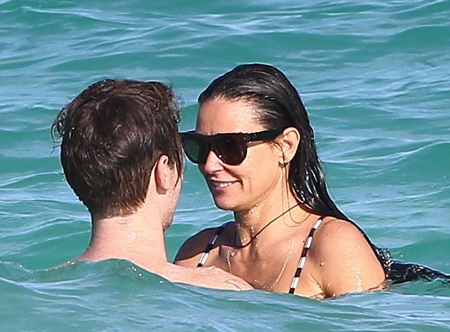 Demi Moore hạnh phúc bên tình mới - 1 VN