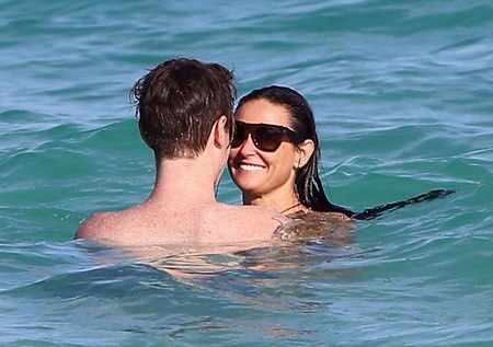 Demi Moore hạnh phúc bên tình mới - 6 VN