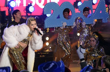 Miley Cyrus kín đáo bất ngờ khi diễn trong đêm giao thừa - 3 VN