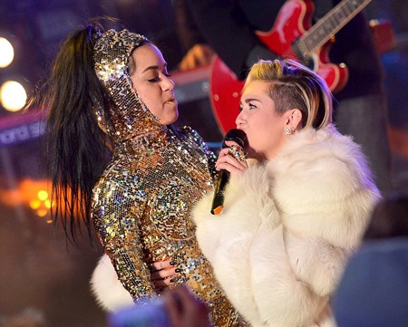 Miley Cyrus kín đáo bất ngờ khi diễn trong đêm giao thừa - 6 VN