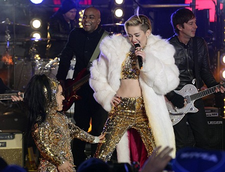 Miley Cyrus kín đáo bất ngờ khi diễn trong đêm giao thừa - 7 VN
